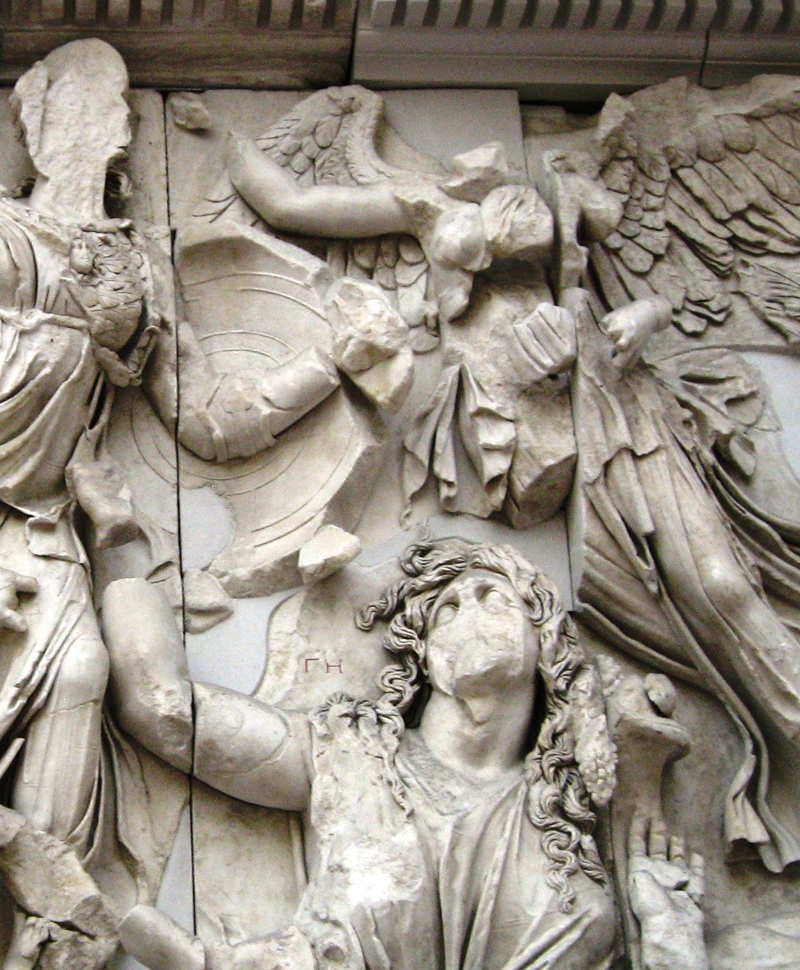 Gaia, Pergamonaltar, Ostfries - Ausschnitt: Athena-Gruppe. Staatliche Museen zu Berlin, Antikensammlung /CC BY-SA 4.0